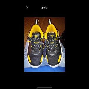 Adidas Boys Black Yellow Donovan Mitchell Lace Up Sneakers sz. 5.5